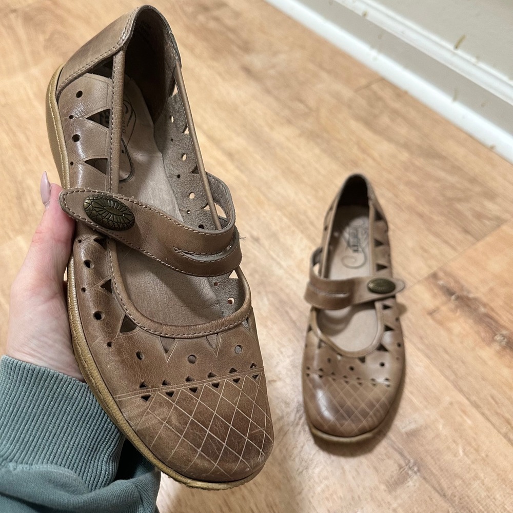 Umberto Raffini | Ivanka Brown Leather Cut Out Mary Jane Flat Shoes, Size EU 38